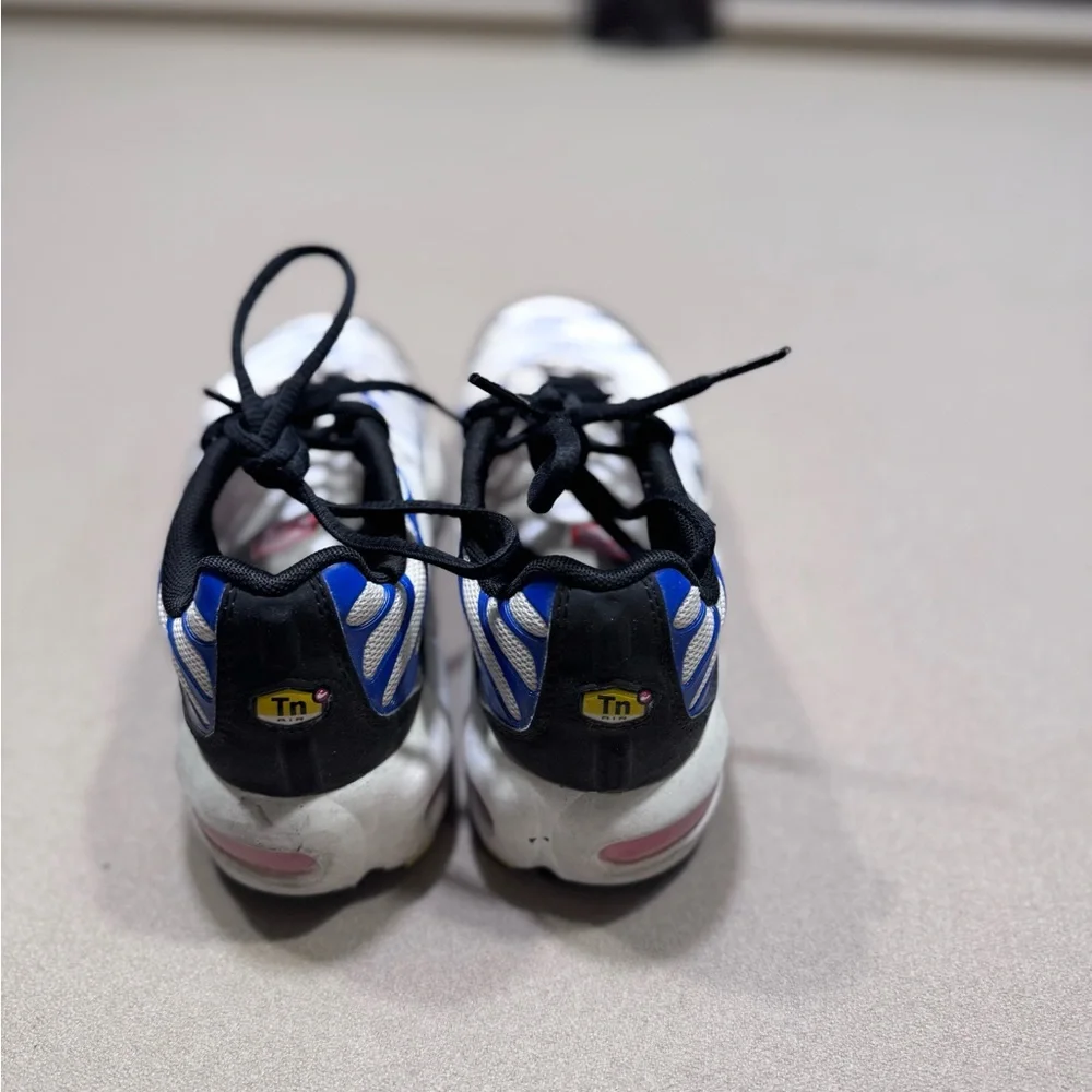 Nike Air Max Plus GS in the White/Game Royal/Black/Bright Crimson - Picture 4 of 7